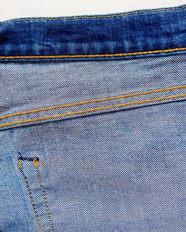 A multi thread chain stitch was used for the waistband of these @levis. This method is slower yet it allows the waistband to have some stretch, as it elongates when extended. #wovens #mytrainedeyewovens