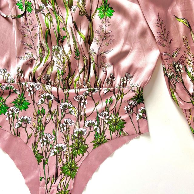 The leg of this @zara satin body has been laser cut to give a clean finished edge.
This means it will not fray as the laser seals the 100% polyester fibre. #mytrainedeye #zara #lazercutting #printedlazercutbody #lazercutfabric #wovens #mytrainedeyewovens