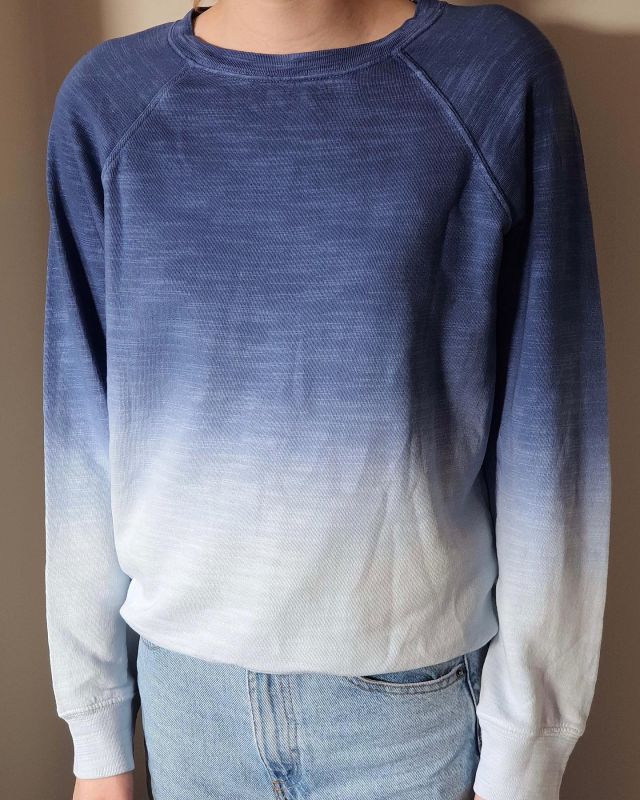 This @marksandspencer sweat shirt achieves the graded colour effect by dip dyeing. The cotton garment was made then dipped in a dye bath to achieve this look.
#mytrainedeye #marksandspencer #dipdye #dipdyejersey #dipdyesweat
#mytrainedeyejersey