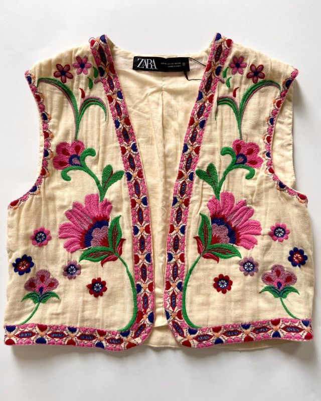 This @zara waistcoat has been machine embroidered. The fabric has been cut and the front panels have been individually embroidered to create this embroidered edge.
#mytrainedeye #zara #embroideredwaistcoat #machineembroidery #wovens