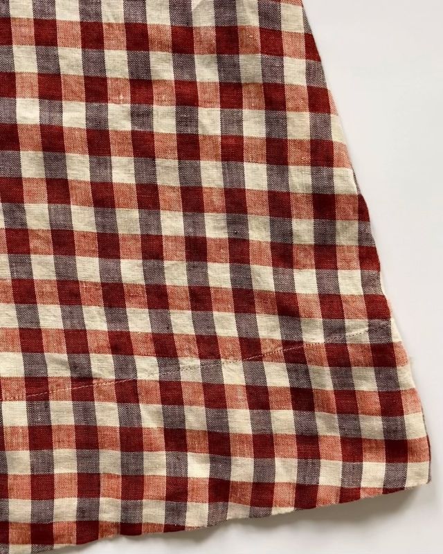 This @toast dress has an additional hem panel stitched onto the reverse. This is a premium finish that allows for a flared hem to have a clean flat appearance. This also gives weight for the dress to hang well.
#mytrainedeye #toast #linendress #checkeredlinen #wovens