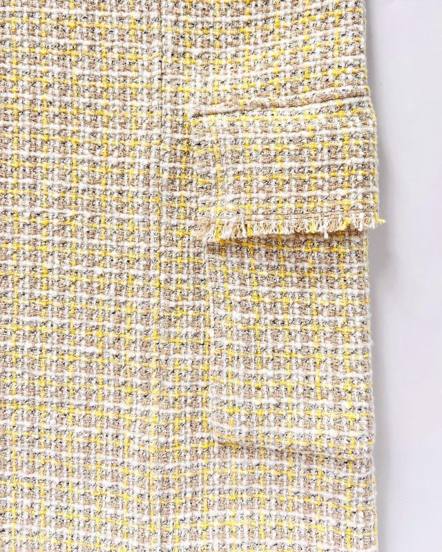 This @zara child’s dress has a raw frayed edge around the pocket flaps. Swipe to see how the raw edge is
secured and finished with pocket lining underneath the flap, ensuring that it does not unravel further.
#mytrainedeye #zara #tweeddress #childrensdress #wovens