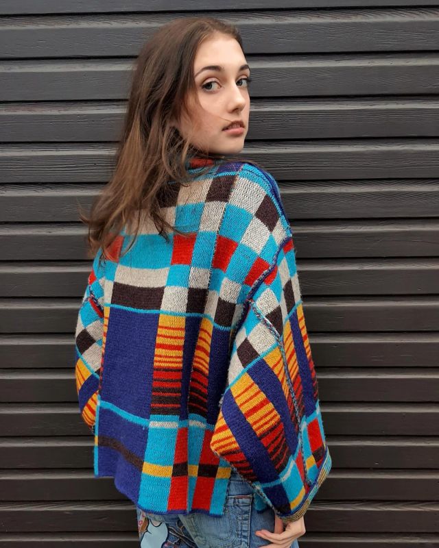 Swipe to see how aspects of this @freepeople knit jacket were made.
#mytrainedeye #freepeople #patternedknits #knitjacquards #knitjacket #knitwear
