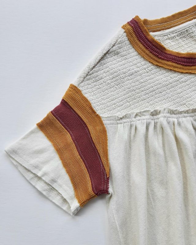The stripe detail on this @freepeople top is made from 1x1 rib, in different colours, that have been cut and
stitched together, then stitched onto the neck edge and sleeve with twin needle cover seam. Swipe to hear
how the smocking effect was created.
#mytrainedeye #freepeople #jerseytop #smocking #stripejersey #jersey