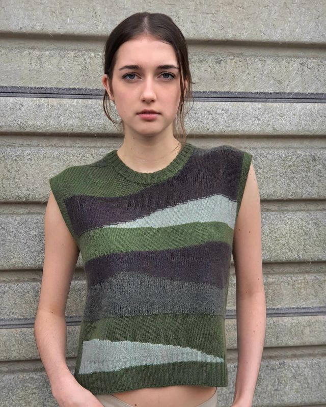 Swipe to hear how this @me_andem tank was knitted, using the intarsia technique.
#mytrainedeye #meandem #patternedknits #intarsia #knit #knitwear