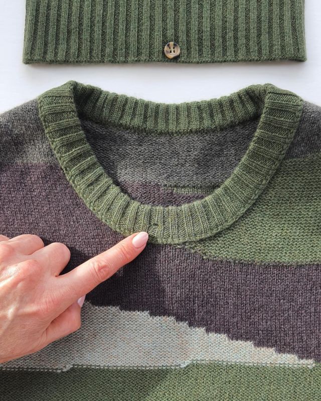 The clever neck attachment on this @me_andem tank is a 2x2 rib polo neck with buttons attached at the bottom edge. If you look closely at the inside neck rib on the garment, you can see a fashioned button hole produced during the knitting of the neck rib.
#mytrainedeye #meandem #patternedknits #intarsiaknit #knitwear