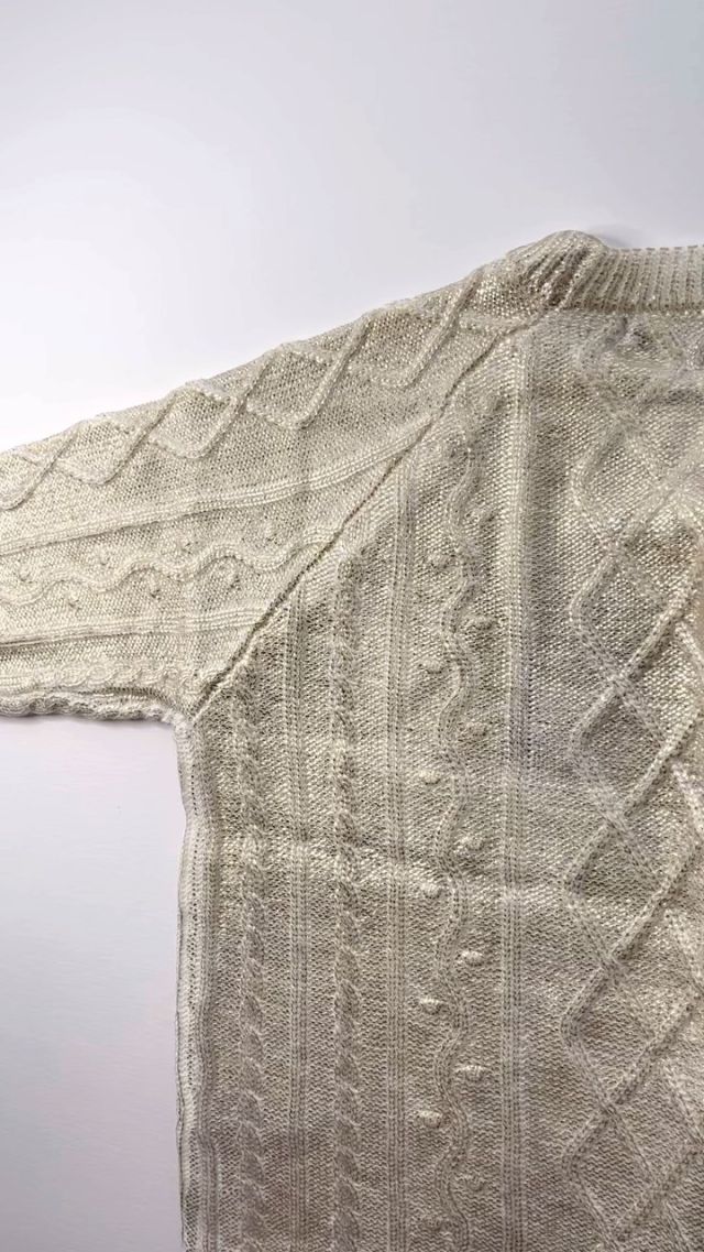 Here’s how this @frenchconnection gold effect cable knit sweater was created.
QOTD: Do you think the labelling on this sweater should state that the foil effect could come off, over time, with washing and wearing?